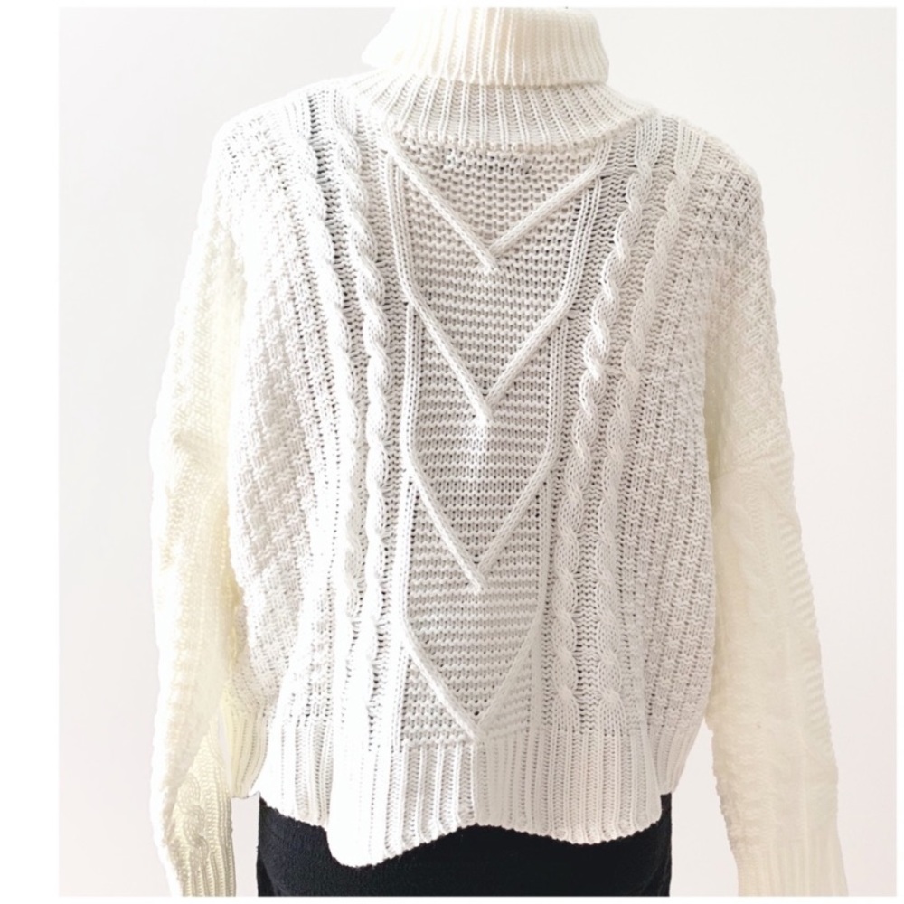 NWOT White cropped Sweater - Picture 3 of 6